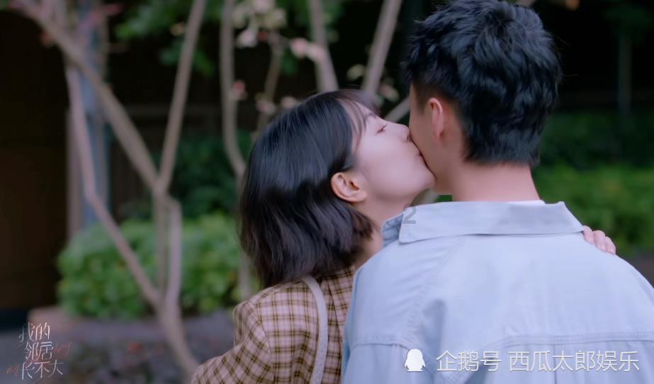 赵雅芝穿祖母绿衬衫配波点裙 黑色卷发散发知性美
